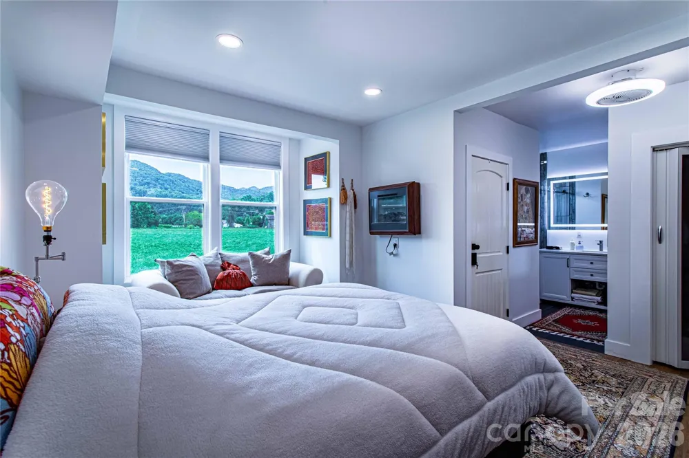 16 Riverside Drive Barnardsville, NC 28709
