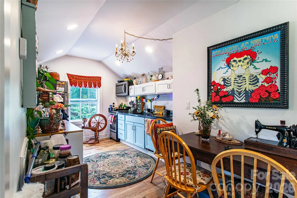 16 Riverside Drive Barnardsville, NC 28709