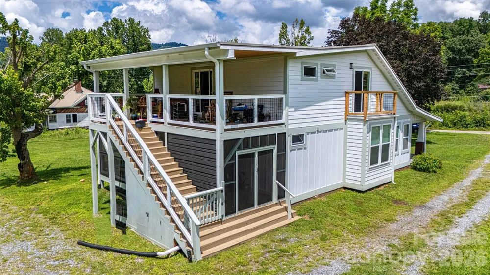 16 Riverside Drive Barnardsville, NC 28709