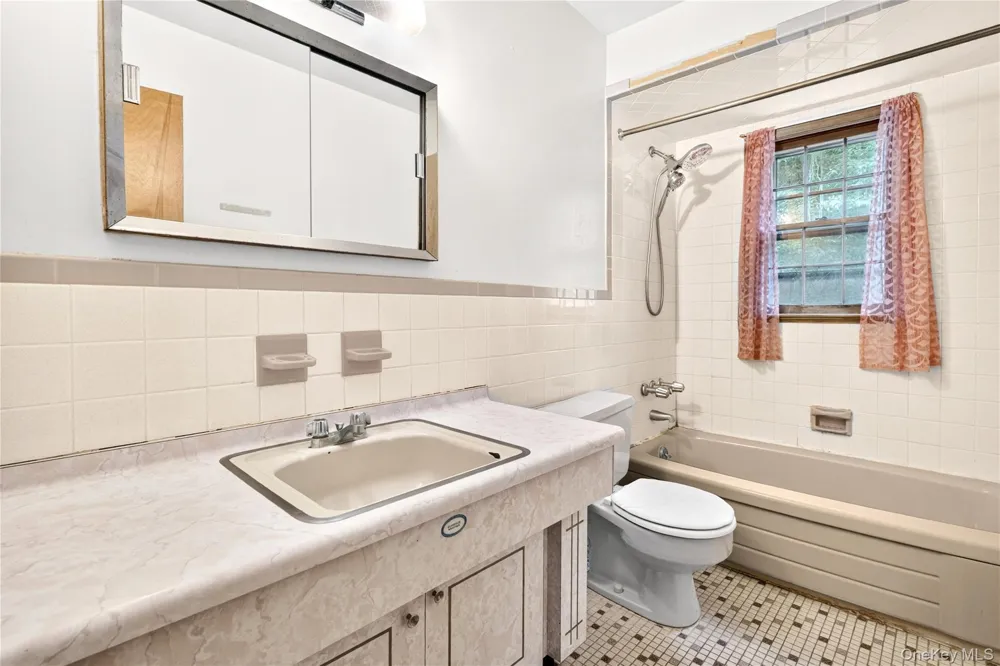 2 Laura Lane Spring Valley, NY 10977