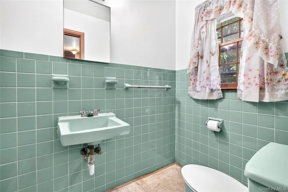 2 Laura Lane Spring Valley, NY 10977