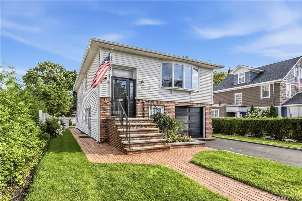 16 Netz Place Albertson, NY 11507