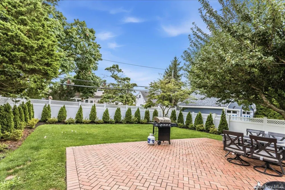 16 Netz Place Albertson, NY 11507