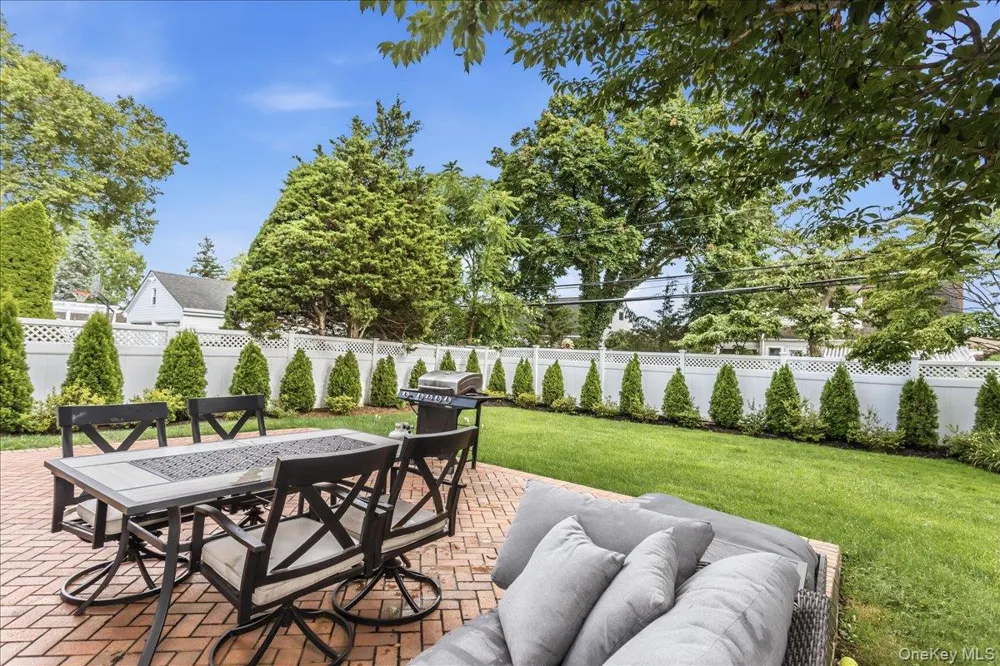 16 Netz Place Albertson, NY 11507