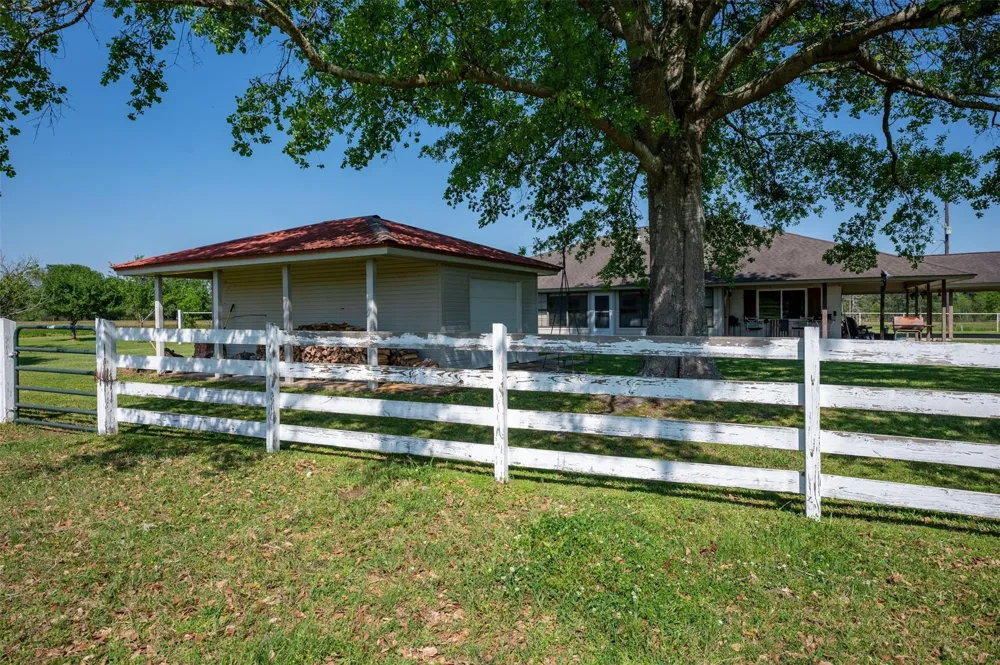 219 County Road 4800 Warren, TX 77664