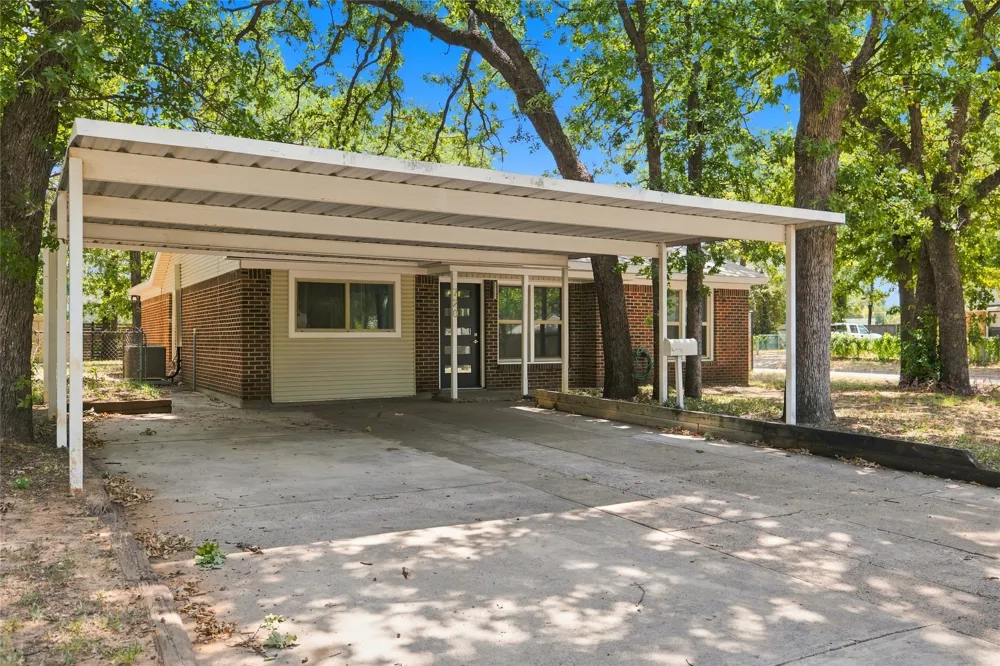 720 Thersa Drive River Oaks, TX 76114