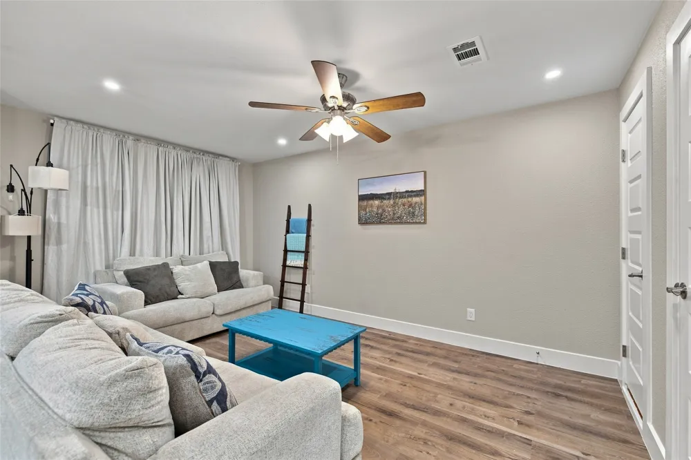720 Thersa Drive River Oaks, TX 76114