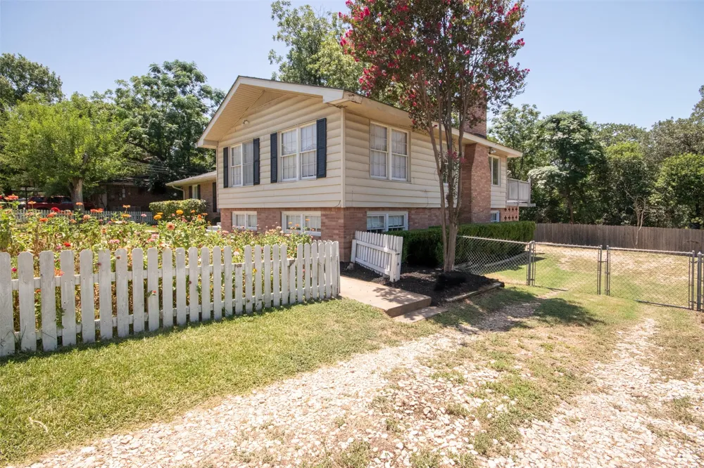 2325 Lake Ridge Circle Waco, TX 76710