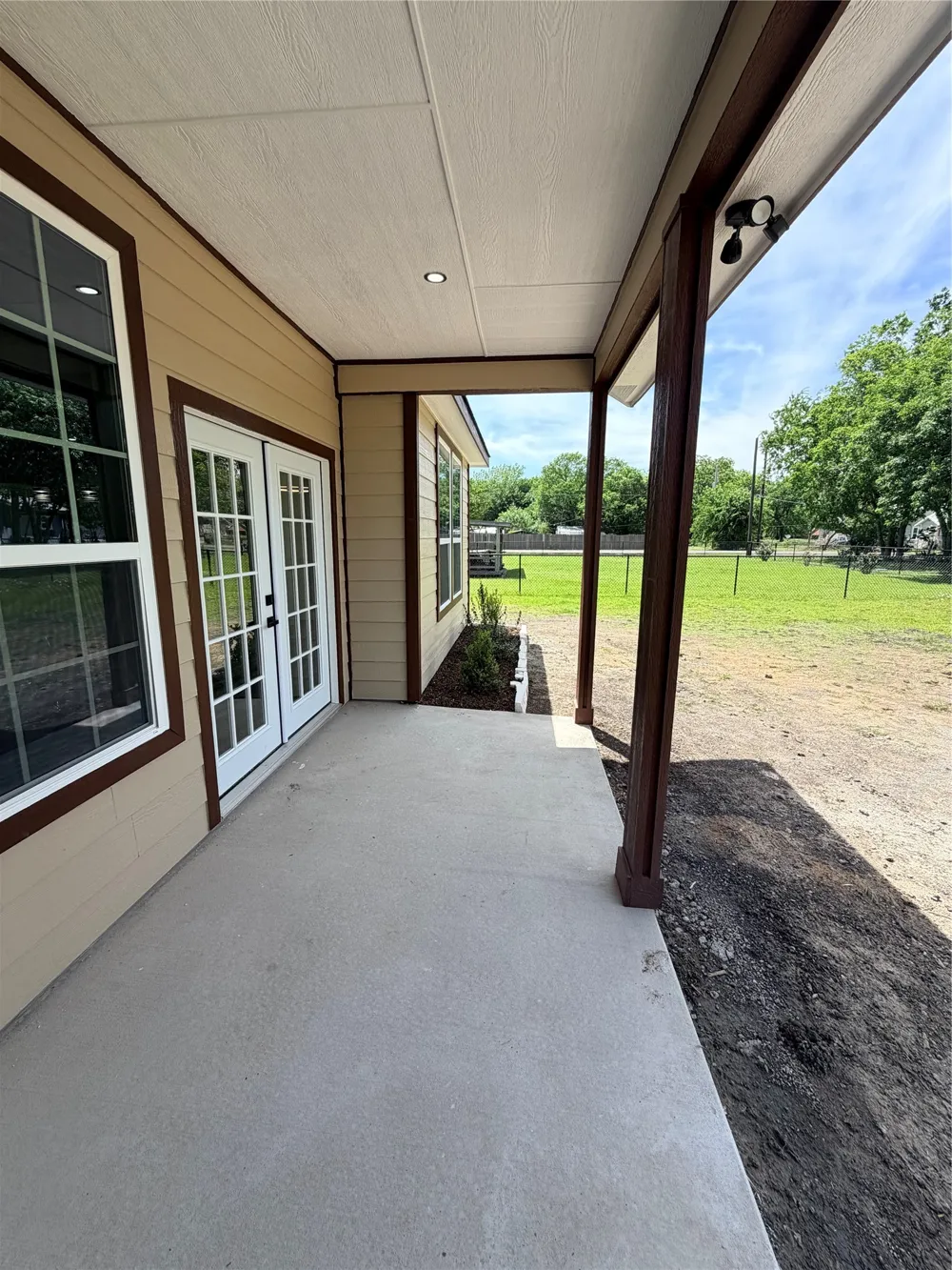 302 E Travis Street Leonard, TX 75452