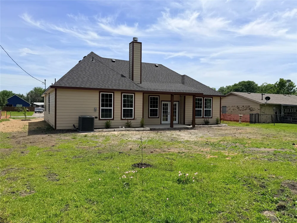 302 E Travis Street Leonard, TX 75452