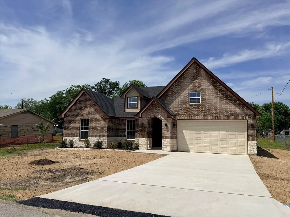 302 E Travis Street Leonard, TX 75452