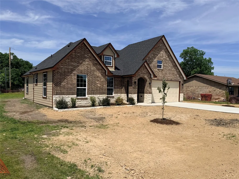 302 E Travis Street Leonard, TX 75452