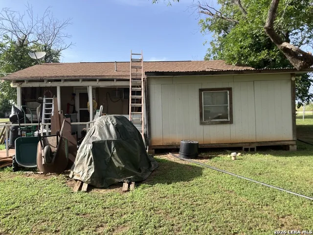 273 County Road 743 Yancey, TX 78886