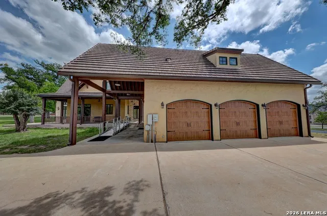 1104 Lois St Kerrville, TX 78028
