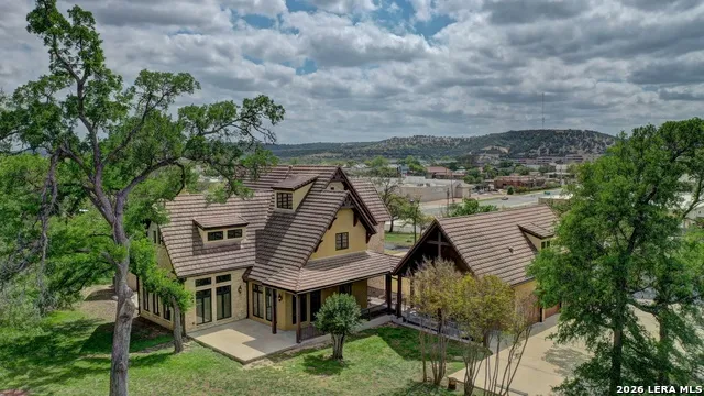 1104 Lois St Kerrville, TX 78028