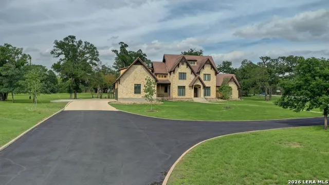 1104 Lois St Kerrville, TX 78028