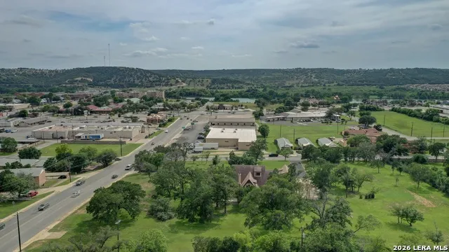 1104 Lois St Kerrville, TX 78028