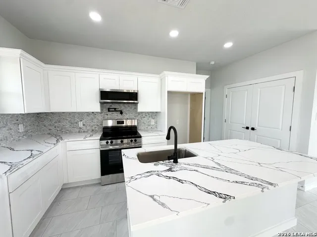 150 Ranchero Way Natalia, TX 78059