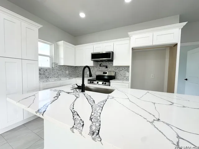 150 Ranchero Way Natalia, TX 78059
