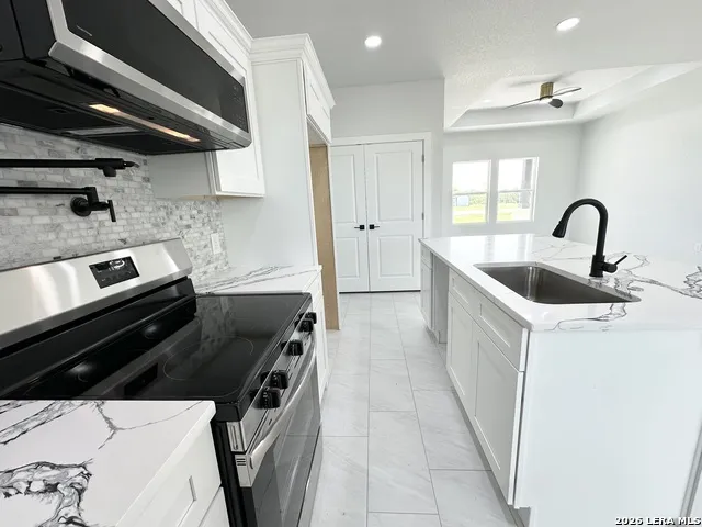 150 Ranchero Way Natalia, TX 78059