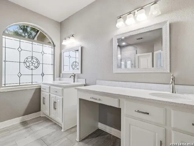 27 Stonewall Bend San Antonio, TX 78256