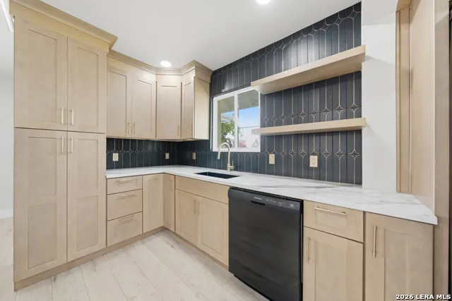 118 S Gardenview Castle Hills, TX 78213