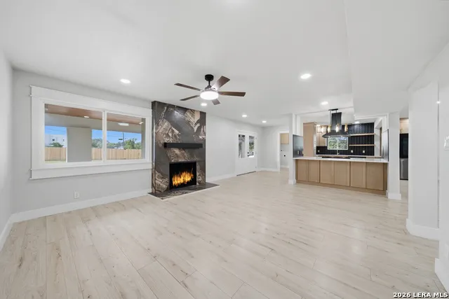 118 S Gardenview Castle Hills, TX 78213