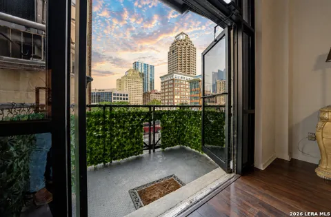 214 E TRAVIS ST #APT 205