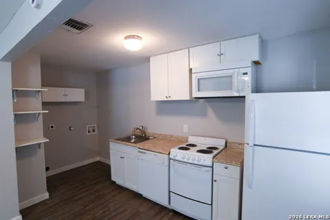 514 BEXAR DR