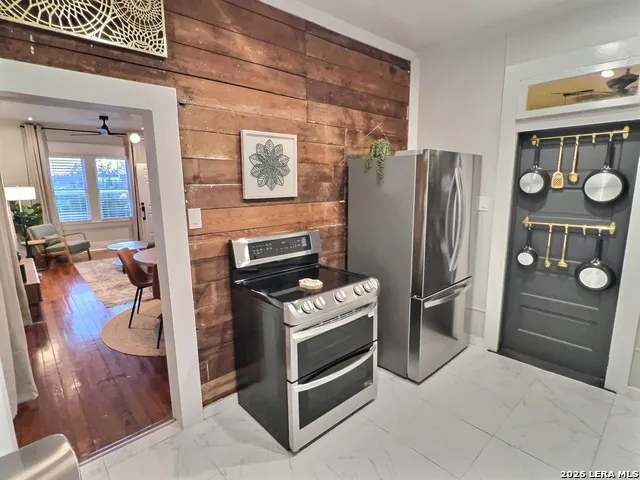 404 W Walnut Seguin, TX 78155