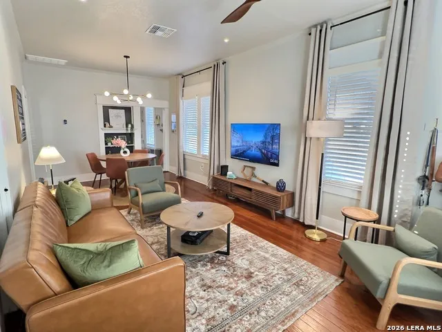404 W Walnut Seguin, TX 78155