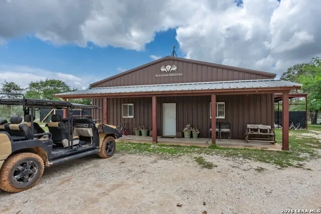 24 Sir David Ln Poteet, TX 78065