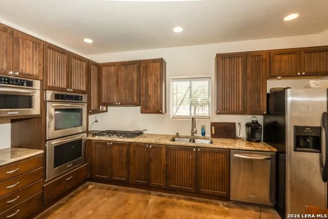24 Sir David Ln Poteet, TX 78065