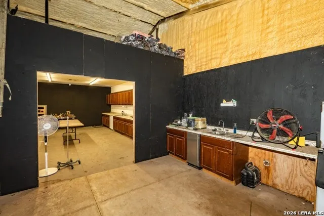 24 Sir David Ln Poteet, TX 78065