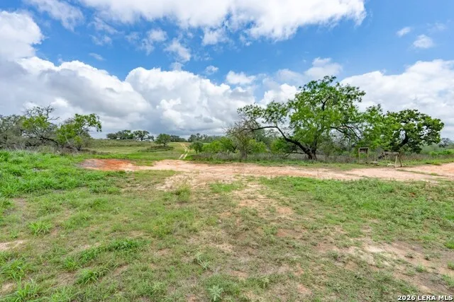 24 Sir David Ln Poteet, TX 78065