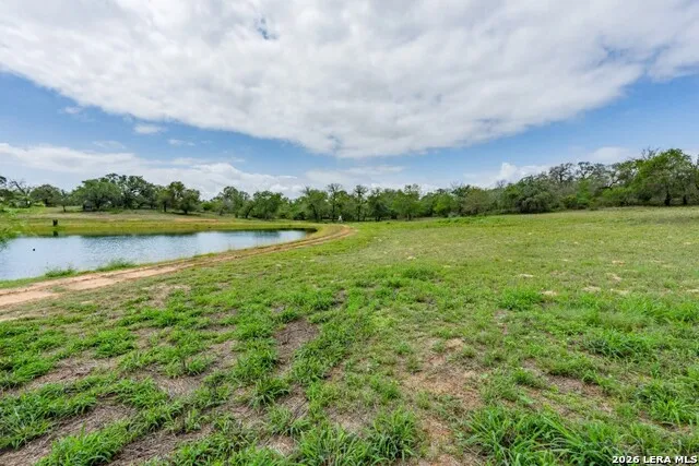 24 Sir David Ln Poteet, TX 78065