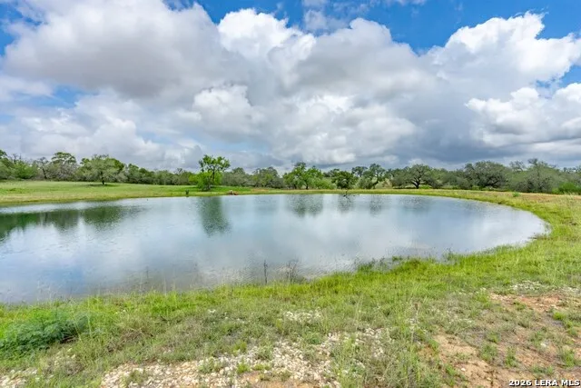 24 Sir David Ln Poteet, TX 78065
