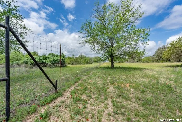 24 Sir David Ln Poteet, TX 78065