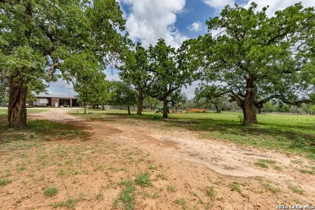 24 Sir David Ln Poteet, TX 78065