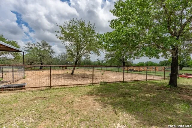 24 Sir David Ln Poteet, TX 78065