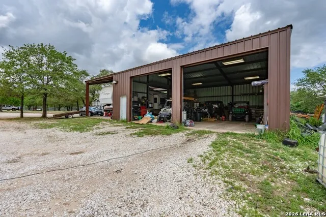 24 Sir David Ln Poteet, TX 78065