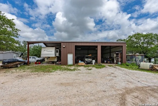 24 Sir David Ln Poteet, TX 78065