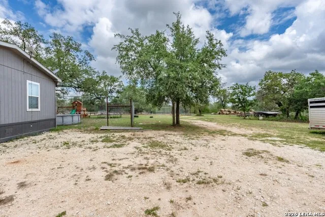 24 Sir David Ln Poteet, TX 78065