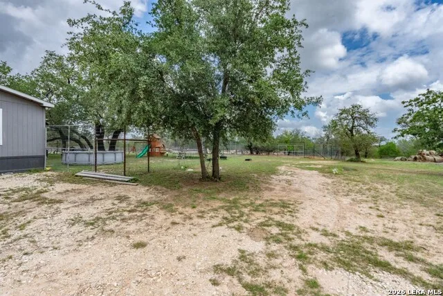 24 Sir David Ln Poteet, TX 78065