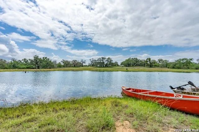 24 Sir David Ln Poteet, TX 78065