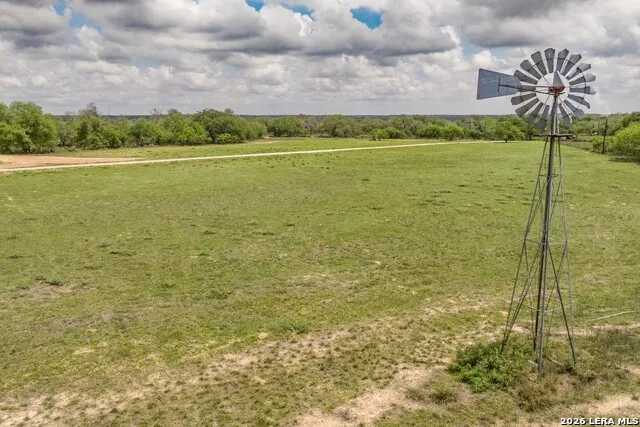 24 Sir David Ln Poteet, TX 78065