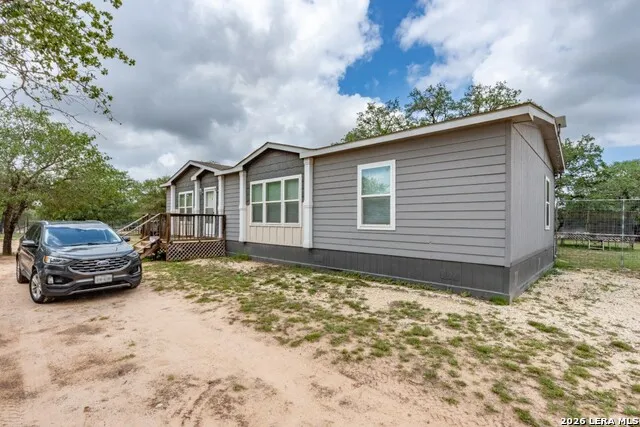 24 Sir David Ln Poteet, TX 78065
