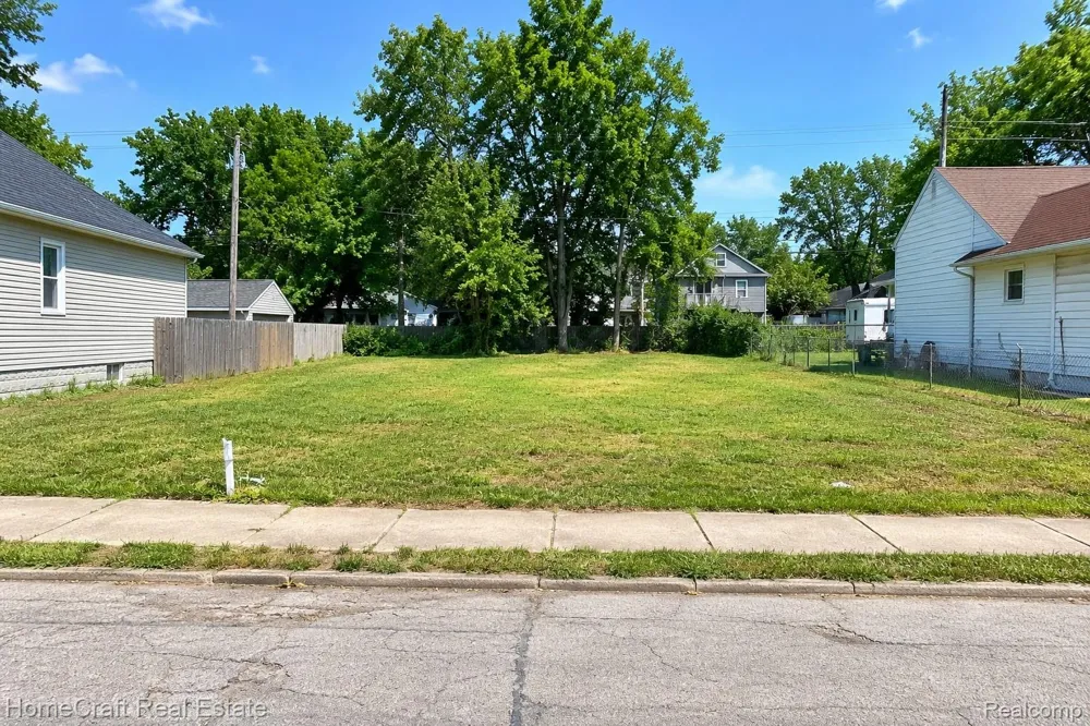 2136 CHARTER STREET Lincoln Park City, MI 48146