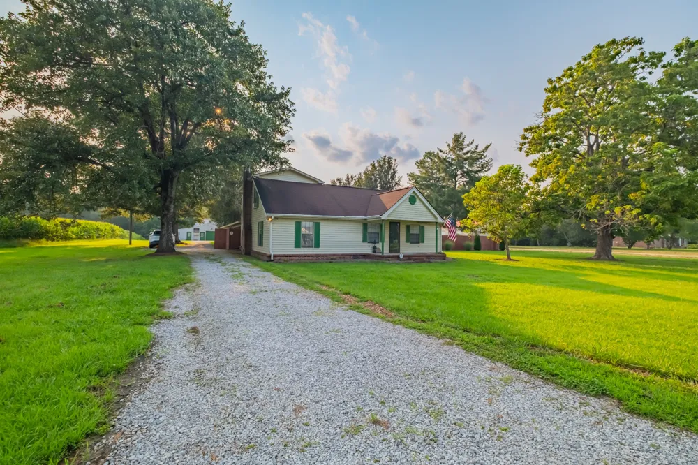 6211 Woodbury Hwy Manchester, TN 37355