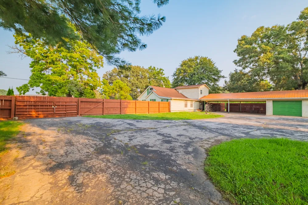 6211 Woodbury Hwy Manchester, TN 37355